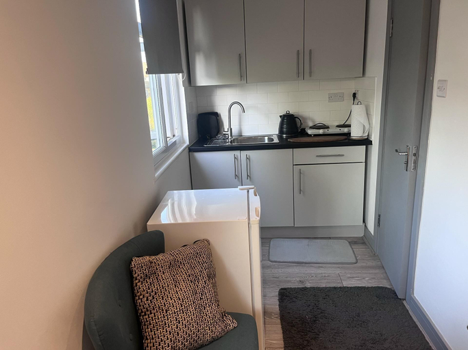 Others 3, Remarkable Cozy 1-bed Studio in Romford London Uk, London
