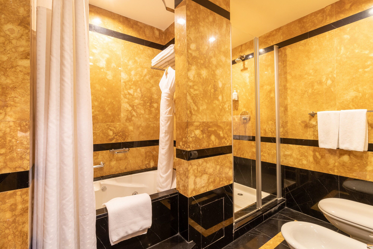 Bathroom 5, Holiday Inn KUWAIT SALMIYA by IHG, Salmiya
