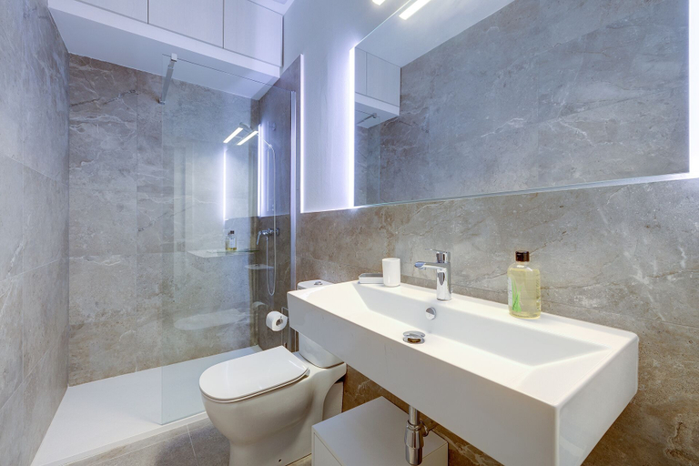 Bathroom, Stylish 2BR Apartment in Valletta