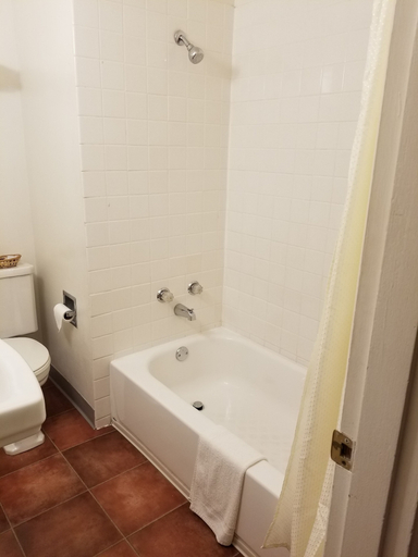 Bathroom 5, Bridge Street Inn, Baker
