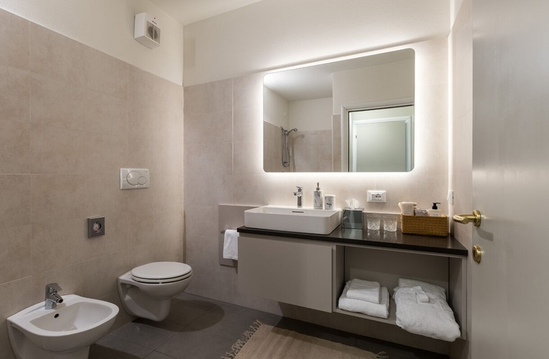 Bathroom, June Stay Lake Garda, Verona