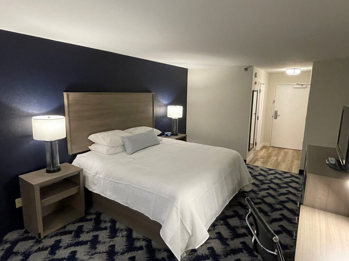 Bedroom 3, The Inn on Maritime Bay, an Ascend Collection Hotel, Lake Michigan