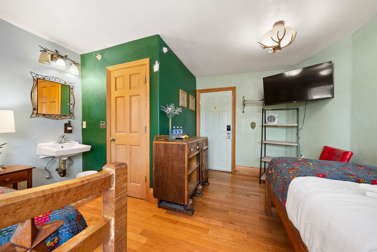 Bedroom 3, Qupqugiaq Inn, Anchorage