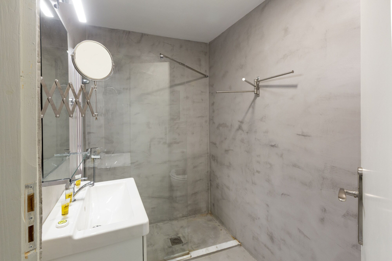 Bathroom 2, Kavalloti Place, Attica