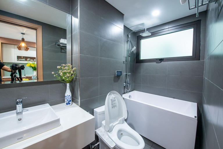 Bathroom 4, J'adore Apartment, Ba Đình