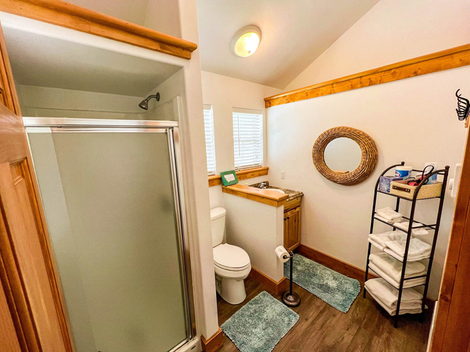 Bathroom, Whispering Pines cabin rentals, Flathead