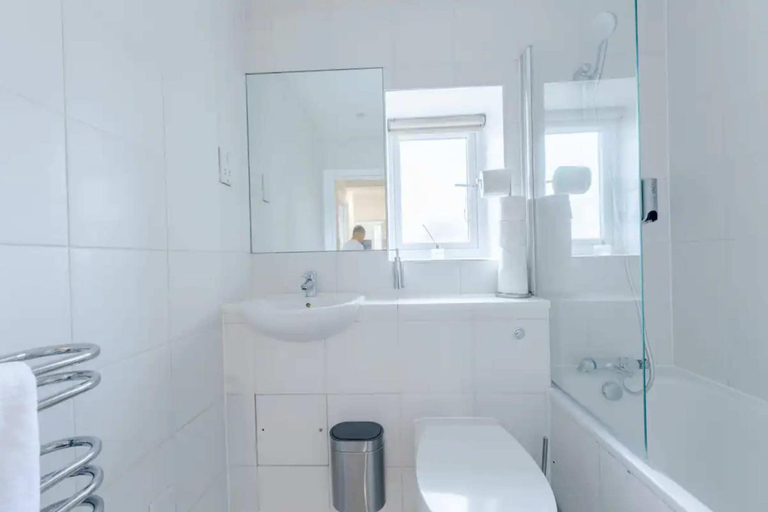 Bathroom 2, Contemporary 1BD Flat - Camden, London