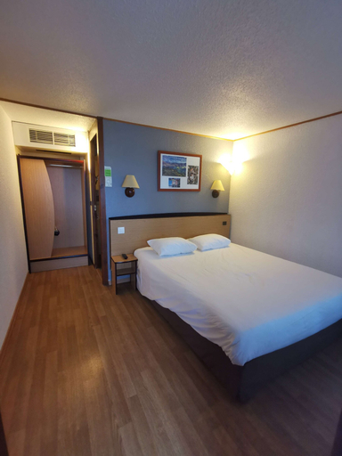 Bedroom 4, Hotel Campanile Aurillac, Cantal