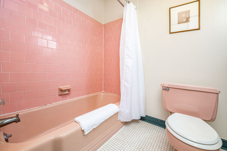Bathroom 4, Wayside Inn, Frederick