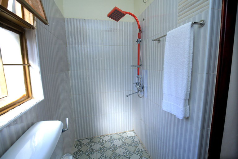 Bathroom 4, Discovery Courts Hotel, Entebbe