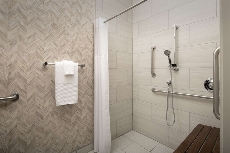 Bathroom 4, DoubleTree by Hilton Hotel Salem, Oregon, Marion