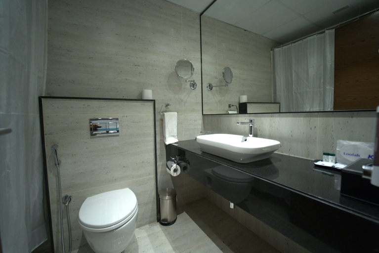 Bathroom 5, Kyriad Vajram Guntur, Guntur