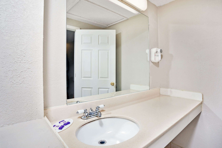 Bathroom 5, Knights Inn Sterling Heights, Macomb