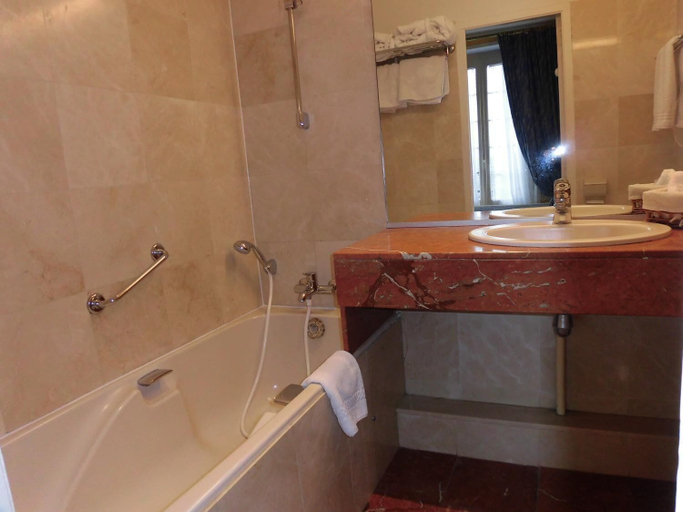 Bathroom 3, L'Esplanade, Dordogne