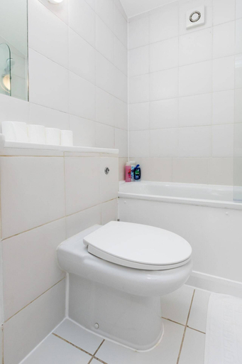 Bathroom 4, Spaciously Renovated 2BD Flat - Camden, London