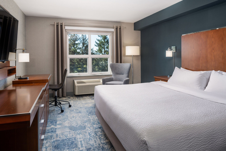 Bedroom 5, Four Points by Sheraton Victoria Gateway, Capital