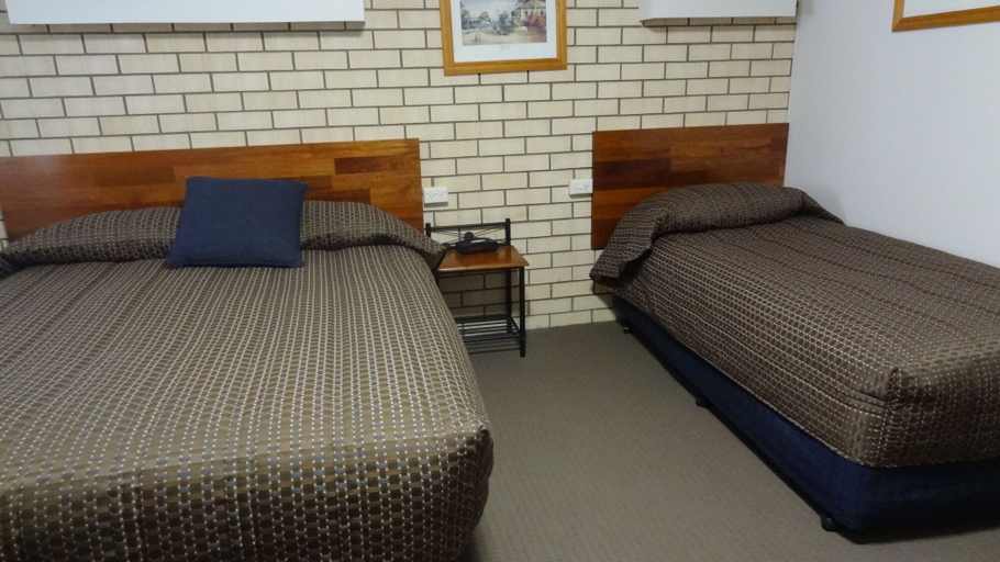 Bedroom 2, Goomeri Motel, Kilkivan