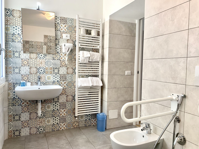 Bathroom 4, Hotel Marconi, Latina