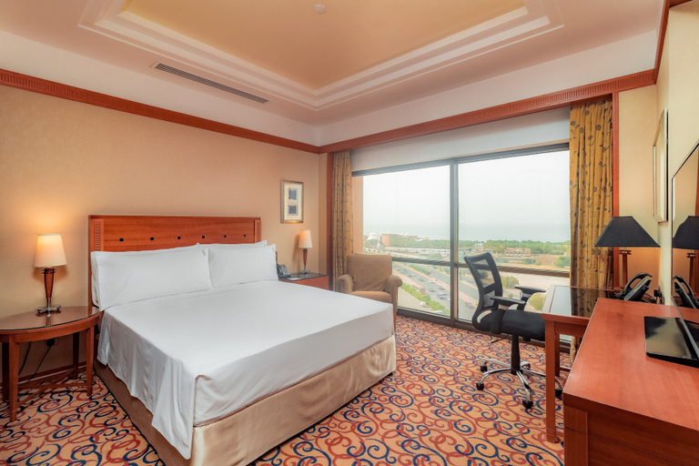 Bedroom 4, Holiday Inn KUWAIT SALMIYA by IHG, Salmiya