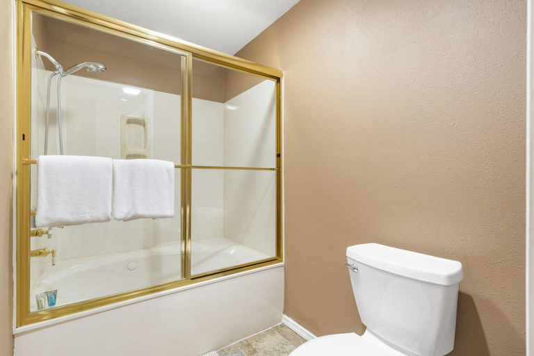 Bathroom 4, Lounging on the Links, Taney
