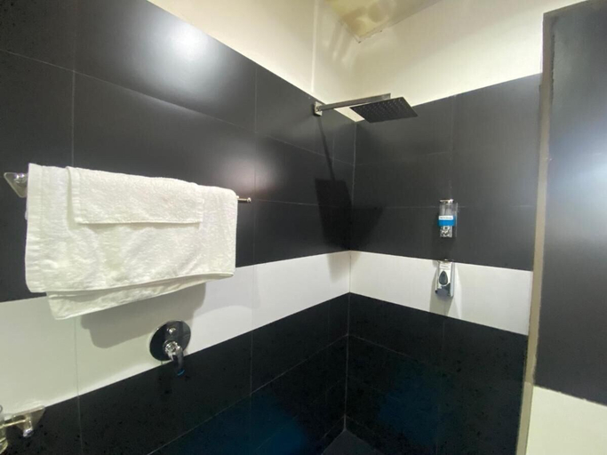 Bathroom 3, Hotel Hibiscus, Roherero