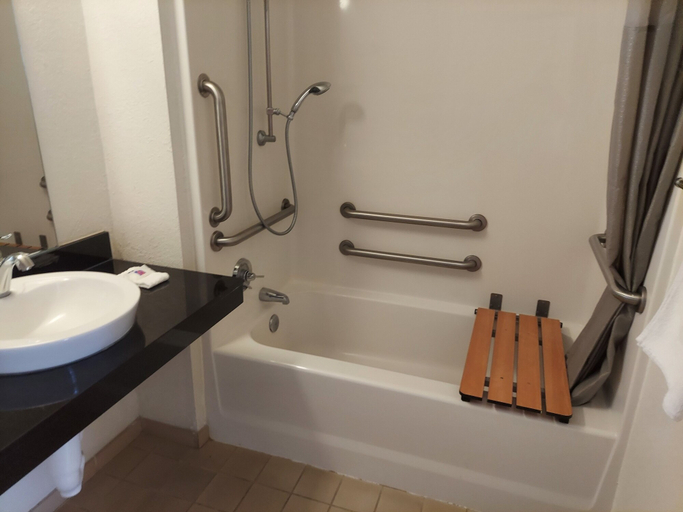 Bathroom 4, Motel 6 Pendleton, OR, Umatilla