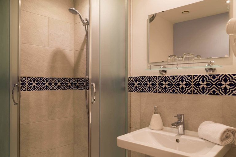 Bathroom 5, Hotel Memories Budapest, Budapesti
