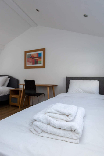 Room 5, Spaciously Renovated 2BD Flat - Camden, London
