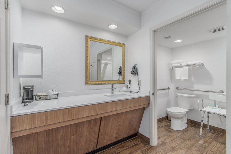 Bathroom 5, Crossroads Inn Suites, Sevier