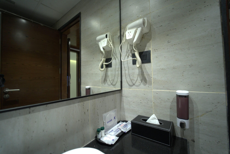 Bathroom 5, Kyriad Vajram Guntur, Guntur