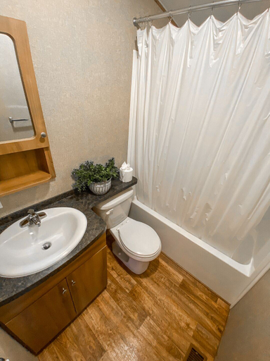 Bathroom 3, Falcon Cottages, Niagara