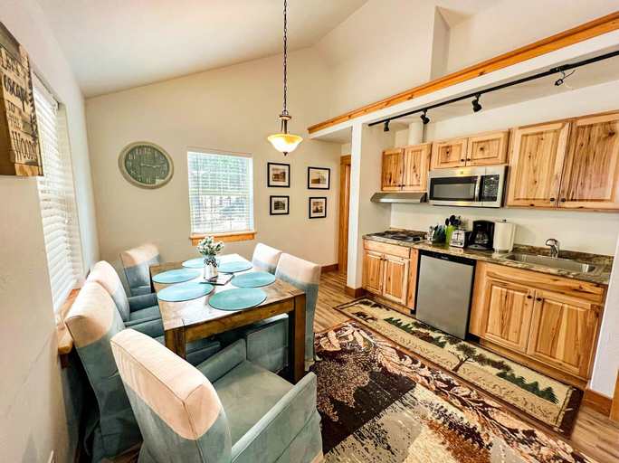 Others 4, Whispering Pines cabin rentals, Flathead