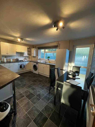 Others 5, Spacious 3-bed House in Swindon, Swindon