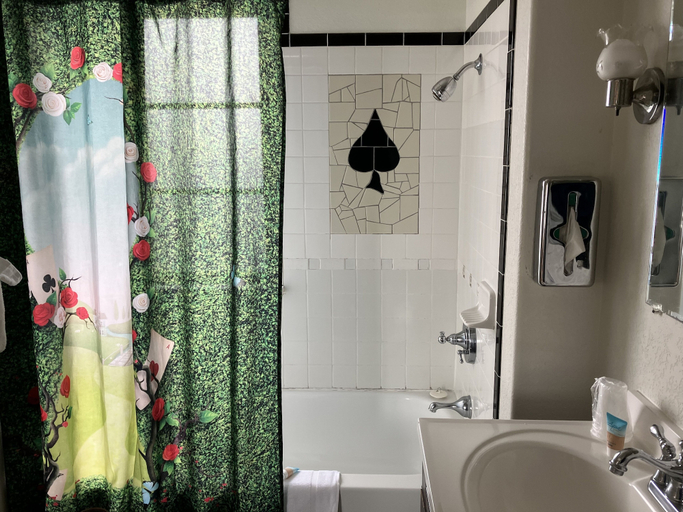 Bathroom 5, Florence Lighthouse Inn, Lane