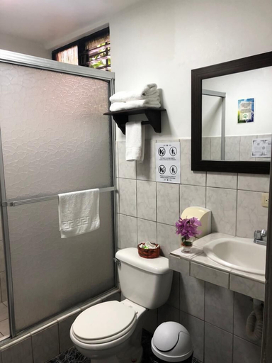 Bathroom 5, Brillasol Airport Hotel, Alajuela