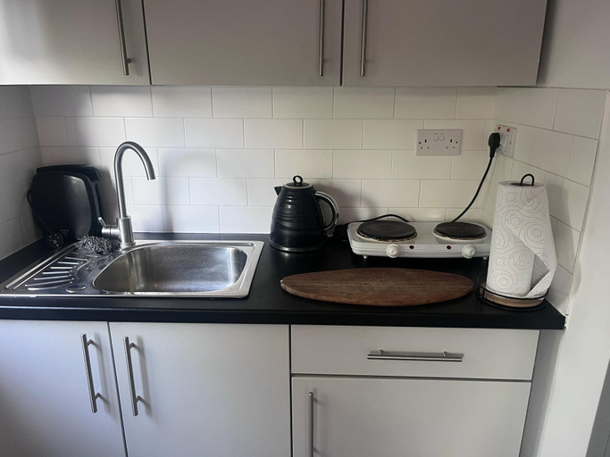Others 4, Remarkable Cozy 1-bed Studio in Romford London Uk, London