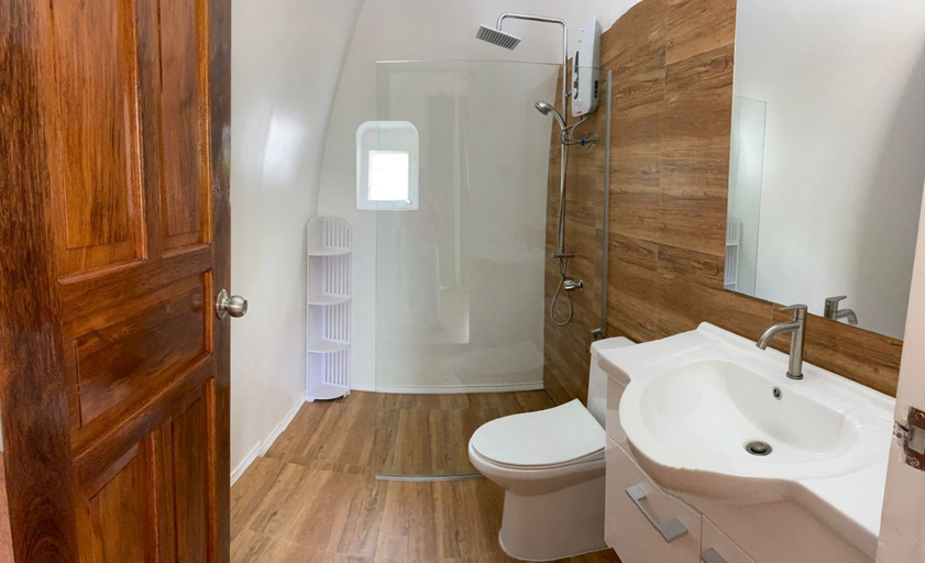Bathroom 4, Royal Suites Port Barton, San Vicente