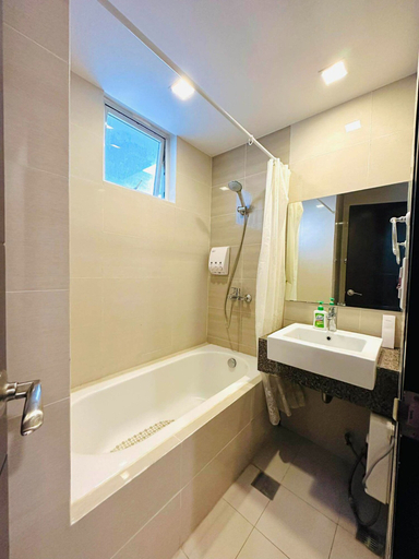 Bathroom 3, Mactan Newtown A by HiveRooms, Lapu-Lapu City