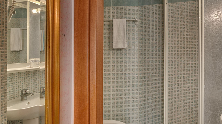 Bathroom 3, Hotel Washington, Roma