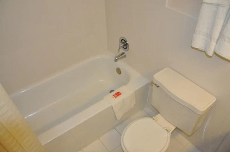 Bathroom 3, Airport Inn Flint, Genesee