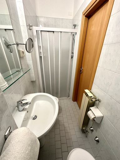 Bathroom 4, Hotel Metropole, Rimini