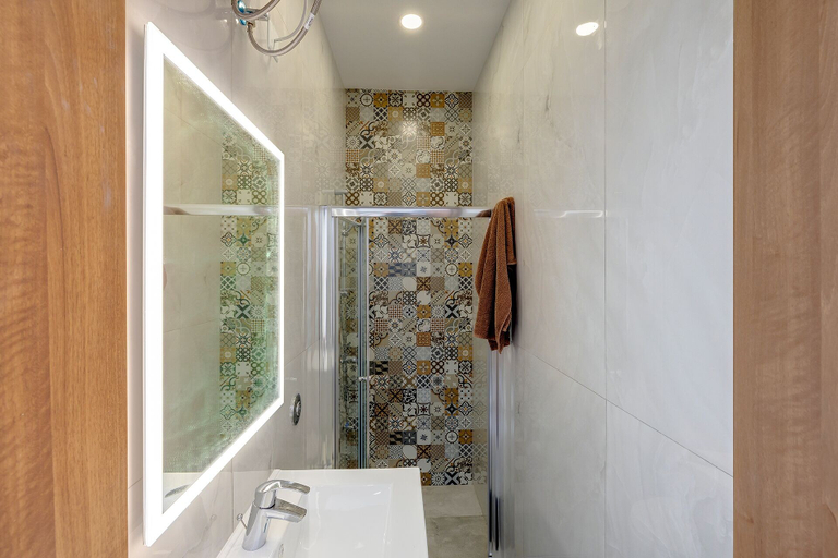 Bathroom 3, Perfect Location, Cosy 1BR Apartment
