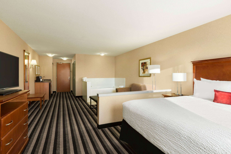 Bedroom 3, Days Inn & Suites by Wyndham Edmonton Airport, Division No. 11