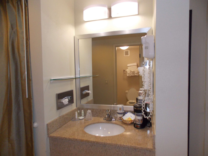 Bathroom 4, Best Western Springfield West Inn, Hampden