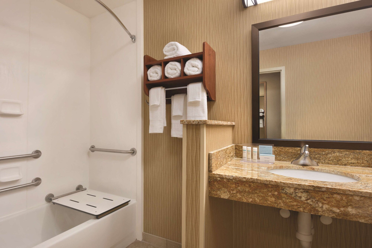 Bathroom 4, Hampton Inn Minneapolis/Burnsville, Dakota