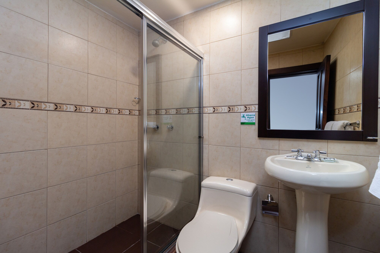 Bathroom 5, Majestic II by Bustamante Hotels, Cuenca