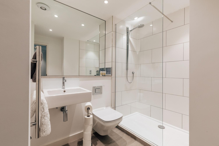Bathroom 4, CH Apt 2 2bed in Bath, Bath and North East Somerset