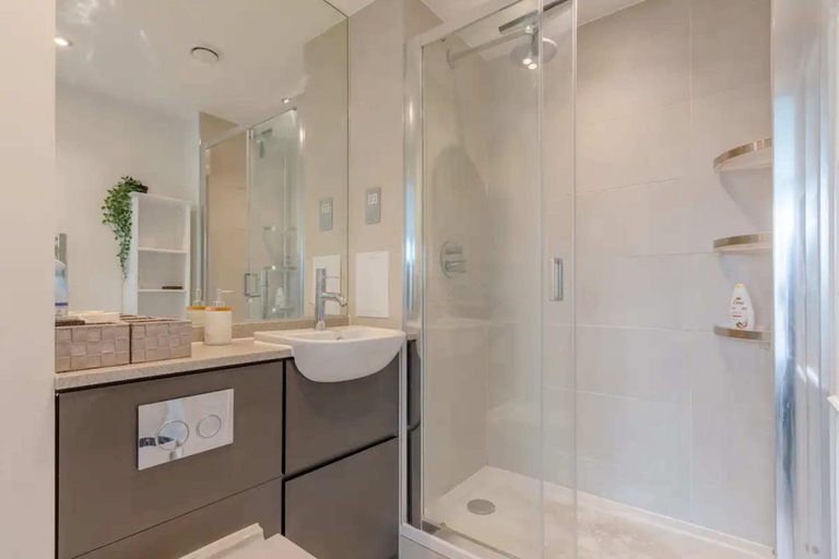 Bathroom 2, Spacious & Family Friendly 3BD House - Stratford, London