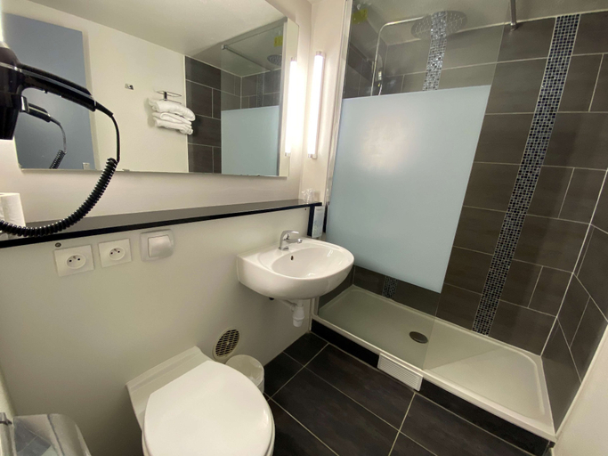 Bathroom 5, Kyriad Montauban Sud - Albasud, Tarn-et-Garonne