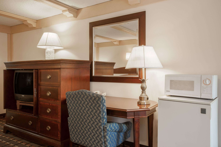 Bedroom 4, Knights Inn Greensburg, Westmoreland